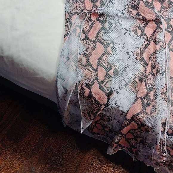 Snake skin look sheer women's one size fits all wrap - Picture 4 of 8